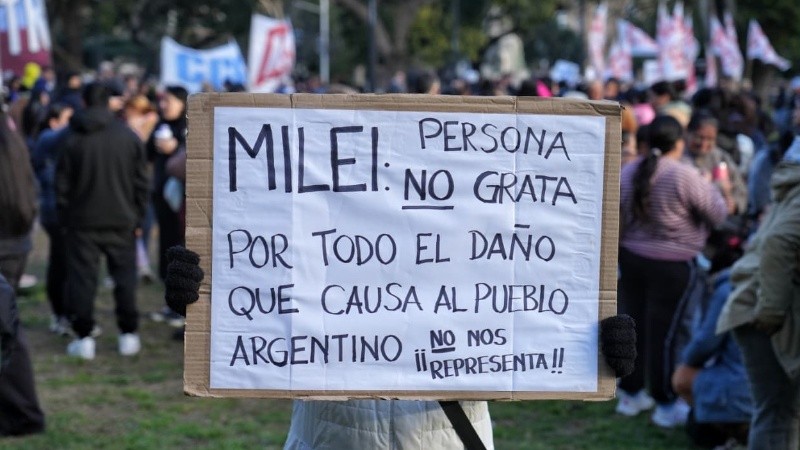 Los mensajes de la marcha contra Milei en Rosario (Alan Monzón/Rosario3).
