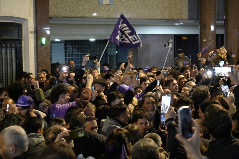 Una gran cantidad de fanáticos esperó al presidente Milei luego de su discurso en la Bolsa de Comercio de Rosario