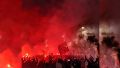 Los hinchas leprosos recibieron al micro del plantel con bengalas, fuegos artificiales y mucha pasión.