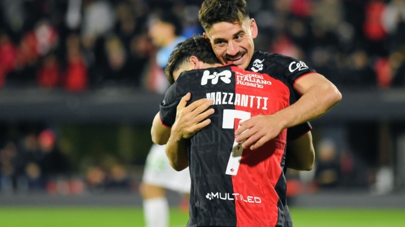 El abrazo de Cóccaro con Mazzantti: fueron dos de las figuras rojinegras ante Banfield. (Fotobaires)
