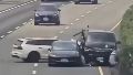 Discutían sobre una autopista de Vietnam y murieron arrollados por sus vehículos a raíz de un choque.