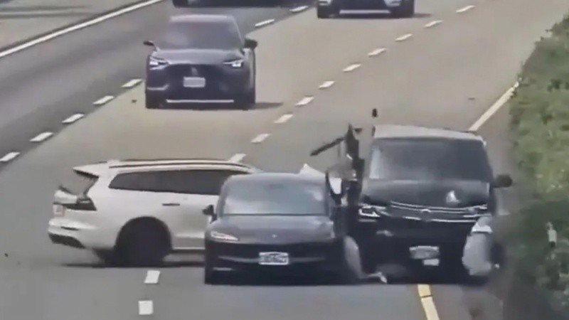 Discutían sobre una autopista de Vietnam y murieron arrollados por sus vehículos a raíz de un choque.