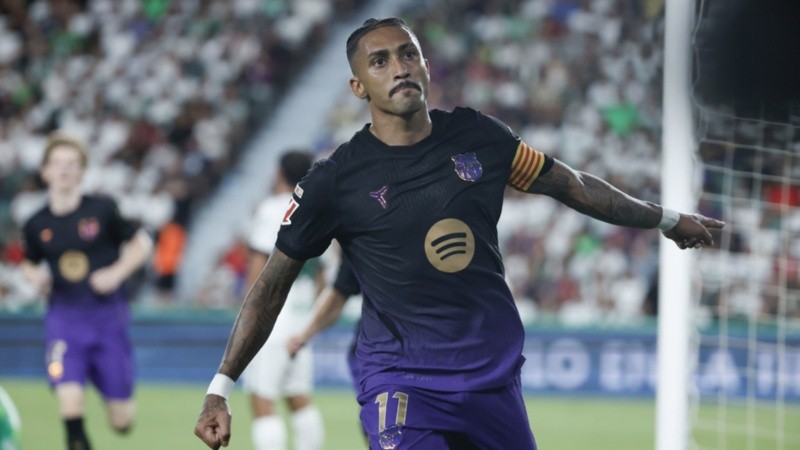 El brasileño Raphinha marcó dos en el debut. (EFE)