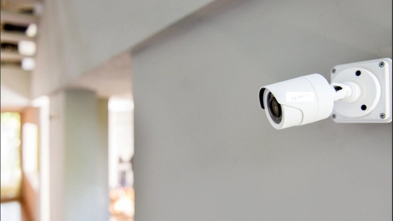 La mujer denunció que era vigilada por su pareja a través de la videocámara de seguridad casera.