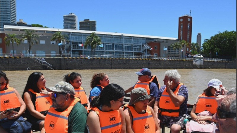 Los turistas pueden disfrutar de cruces a la isla santafesina Sabino Corsi para explorar la costa del río Paraná.