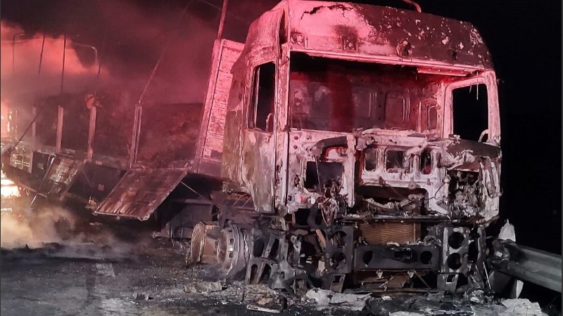 Así quedó el camión tras prenderse fuego.
