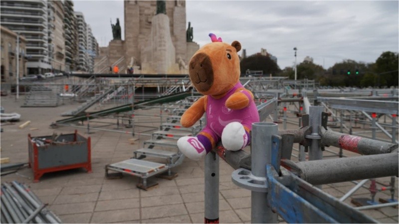 Capi, la mascota de los Juegos Suramericanos 2026. (Foto: Alan Monzón / Rosario3)