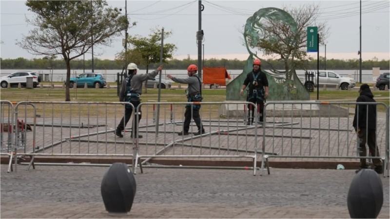Trabajo sin pausa para montar la estructura del escenario en la proa del Monumento.&nbsp;(Foto: Alan Monzón / Rosario3)