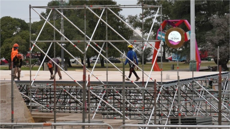 Trabajo sin pausa para montar la estructura del escenario en la proa del Monumento.