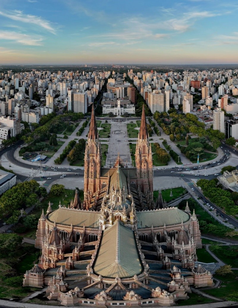 Una imagen imponente de la Catedral de La Plata. (Foto: Diario El Día)