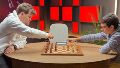Faustino Oro junto a Magnus Carlsen.