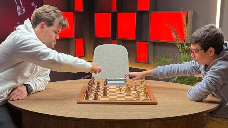 Faustino Oro junto a Magnus Carlsen.