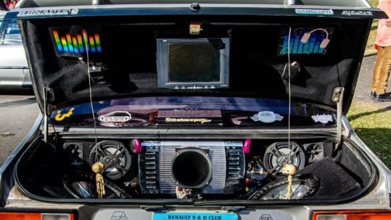 El equipo de sonido del vehículo robado.