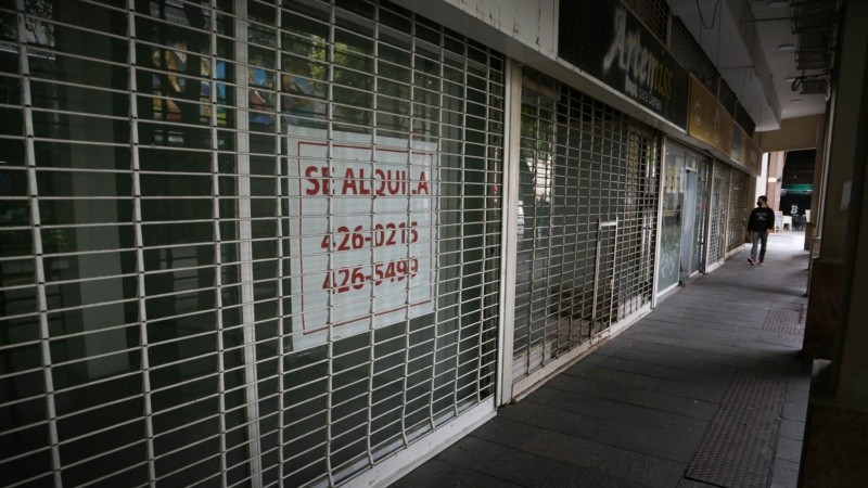 Locales vacíos en el centro, una imagen que se repite.