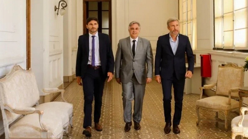 Maximiliano Pullaro, Martín Llaryora y Rogelio Frigerio.