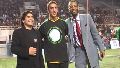 Max Higgins (de traje gris) junto a Diego Maradona.