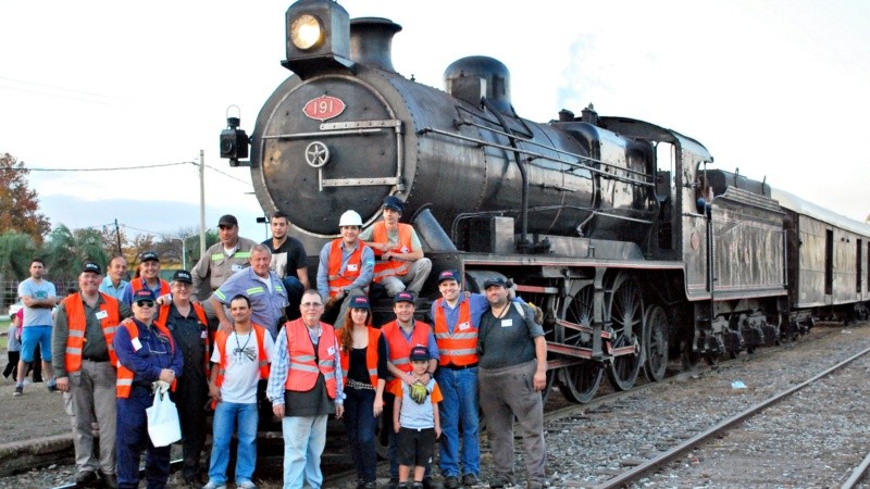 Miembros del Ferroviario Club Central Argentino junto a la locomotora 191.