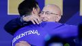 De la Fuente y Scaloni en el abrazo de la previa de la final (EFE).