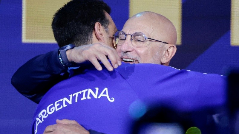 De la Fuente y Scaloni en el abrazo de la previa de la final (EFE).