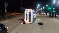La chata quedó tumbada tras impactar contra patrulleros y un auto.