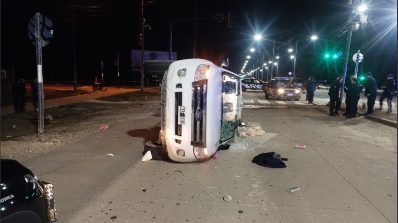 La chata quedó tumbada tras impactar contra patrulleros y un auto.