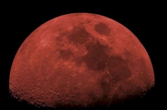 Una postal de la Luna Roja en el mundo (EFE).