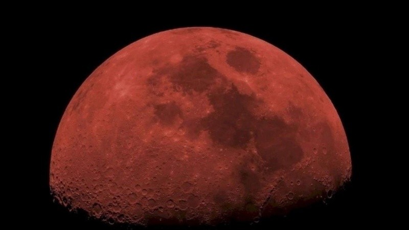Una postal de la Luna Roja en el mundo (EFE).