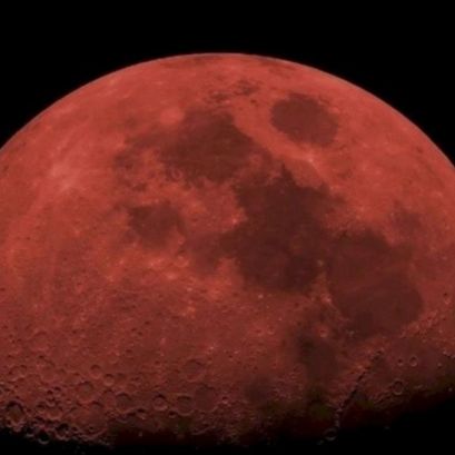 Una postal de la Luna Roja en el mundo (EFE).