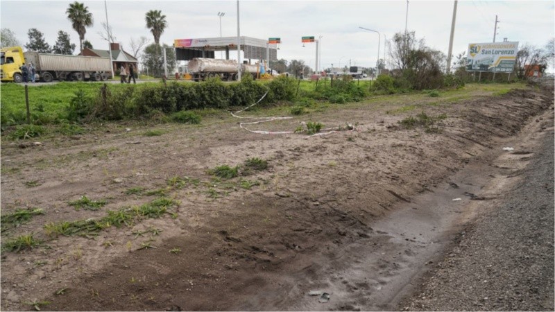 El cadáver fue hallado en una zanja a pocos metros de un playón para camiones y del peaje San Lorenzo Sur.