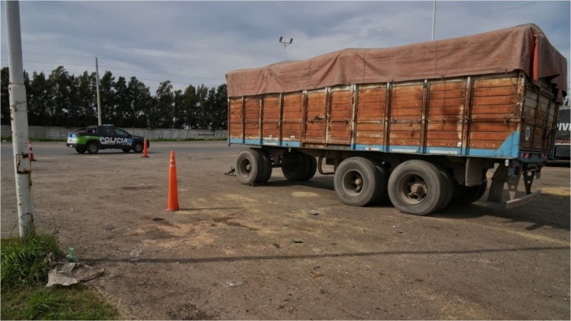 El cadáver fue hallado en una zanja a pocos metros de un playón para camiones en inmediaciones del peaje San Lorenzo Sur. (Foto: Alan Monzón / Rosario3)