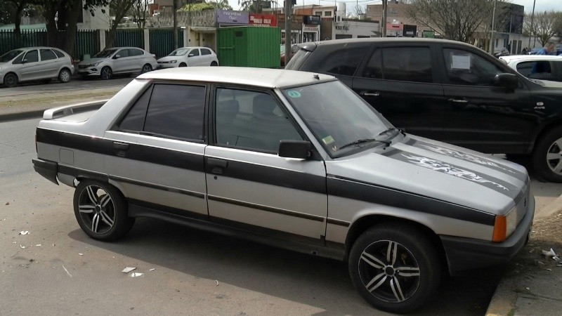 El Renault 9 gris modelo 1988 de colección. (imagen El Tres)