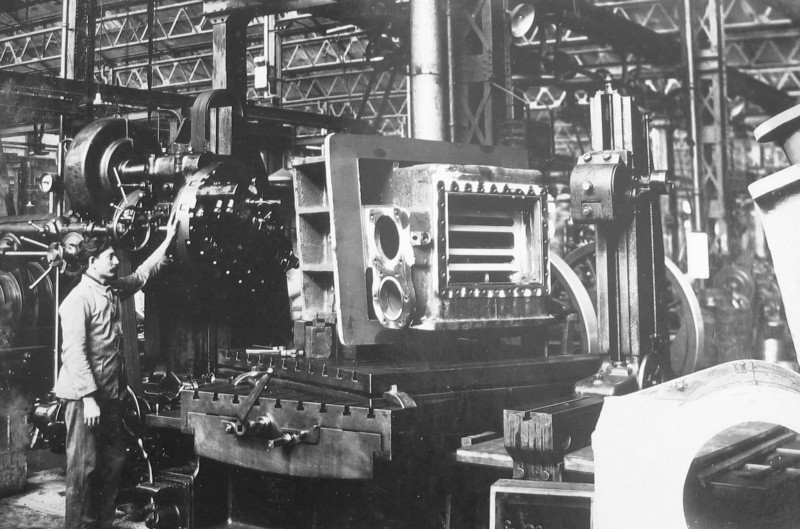 Un trabajador opera una de las máquinas de los talleres de Pérez.