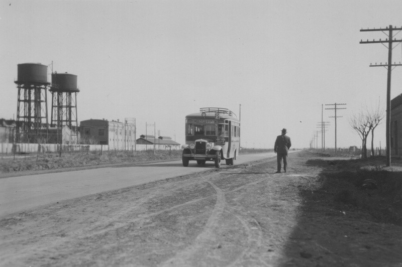 Una vista de la ruta 33 a la altura de la Gorton Works. Se destacan los dos tanques de agua y un antiguo colectivo que unía Rosario con las localidades vecinas.