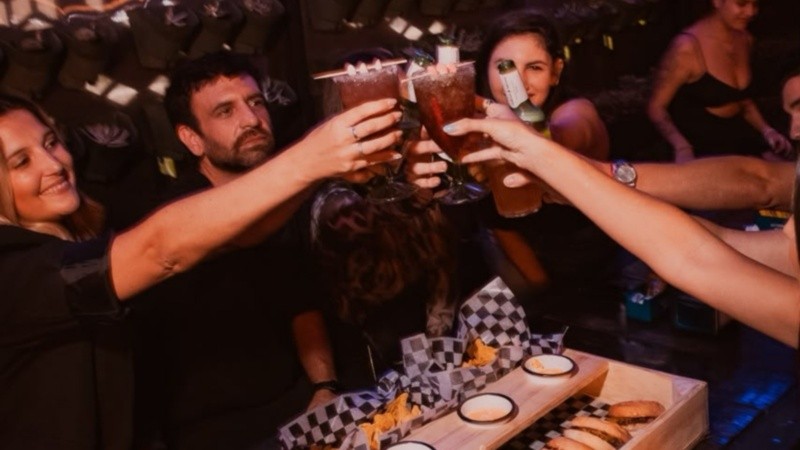 El espacio nació originalmente como una cervecería, pero con el tiempo fue ampliando su propuesta hasta convertirse en un mega bar.