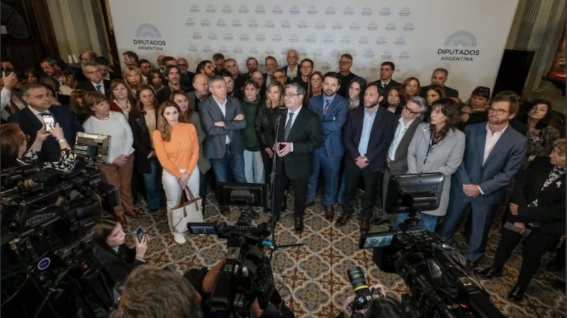 La oposición agrupada en el Salón Pasos Perdidos fue la foto política del día.