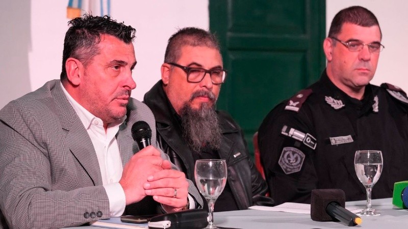 Gustavo Velázquez junto con Gabriel Ñunez, presidente de la liga sanlorencina.