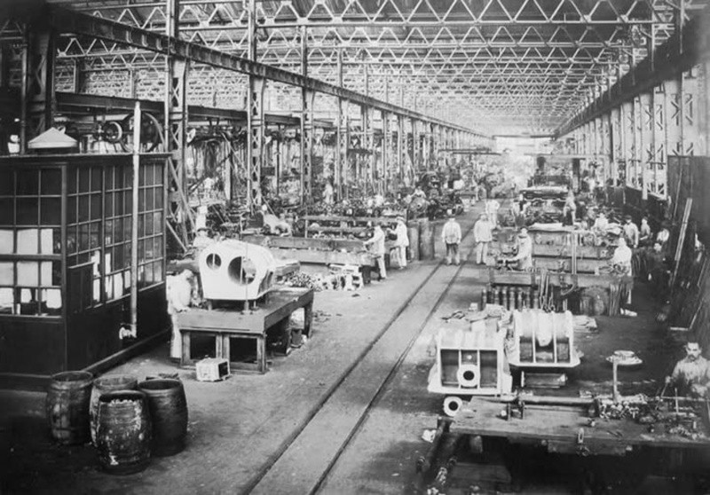 Obreros en sus puestos en la nave principal de los talleres.&nbsp;