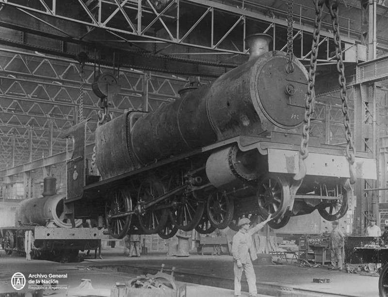 Una grúa levanta una de las pesadas locomotoras a vapor que arreglaban en Pérez.&nbsp;
