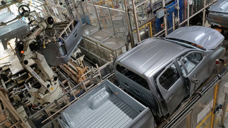 La planta de Toyota en Zárate es la única que se mantiene con tres turnos y rumbo a alcanzar su récord histórico de producción en 2026.