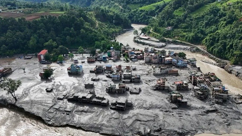 &nbsp;Una crecida de agua, barro y escombros arrasó localidades de la frontera entre Nepal y China después del colapso glaciar del 26 de agosto.