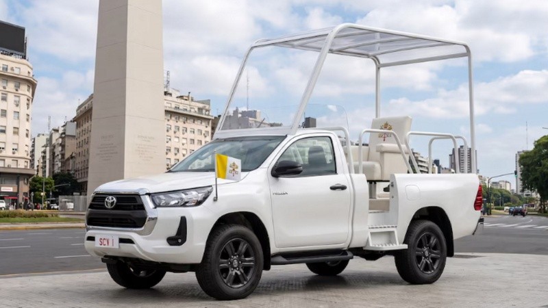 Así podría lucir una pickup Toyota Hilux adaptada como papamóvil para la visita de León XIV a Argentina (Imagen ilustrativa).