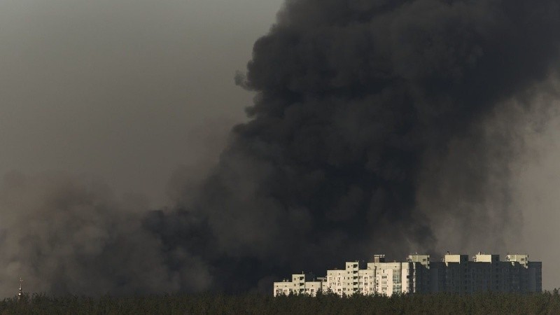 El impacto desencadenó deflagraciones en cadena e incendios de gran magnitud que devoraron las estructuras del predio. Foto EFE