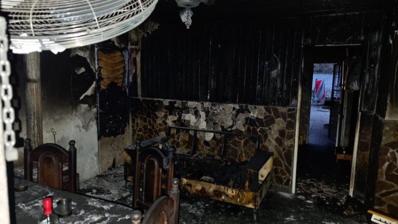 El estrago del fuego en la casa de Dorrego al 2700, en Baigorria.