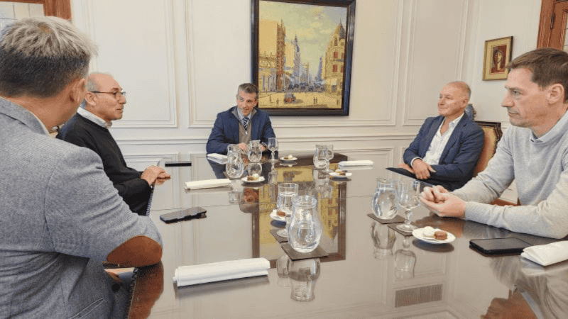 Bortolato (en el centro) recibió a directivos del mercado A3.