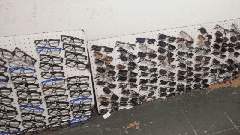 Los lentes secuestrados al vendedor ambulante.