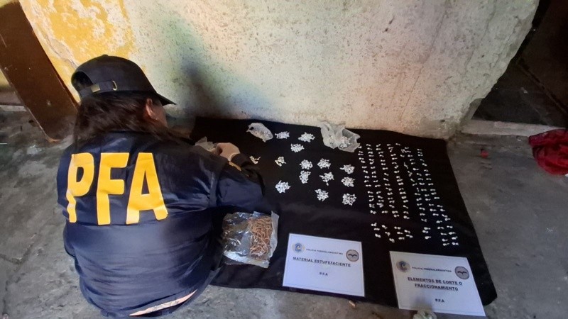 Agentes federales llevaron a cabo allanamientos con los que desarticularon un grupo de narcomenudeo en Villa Banana.