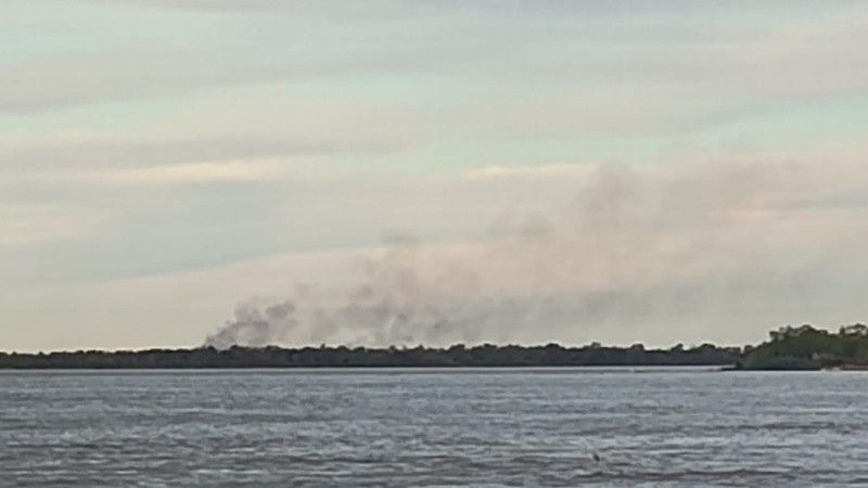 El humo se hizo visible este sábado (Rosario3).