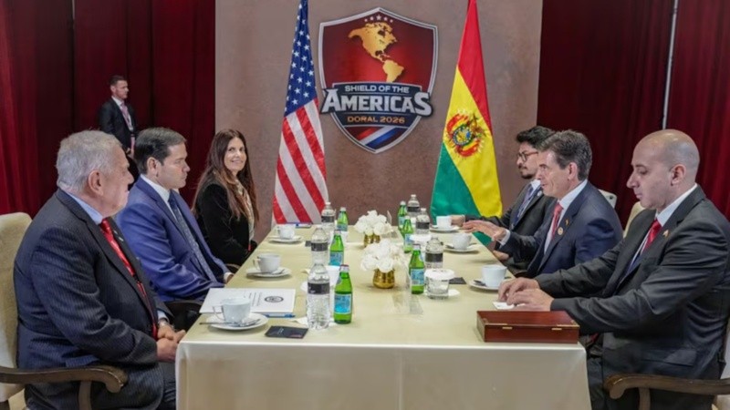 Cerimedo se presenta como un “consultor político internacional en Argentina y Estados Unidos”.