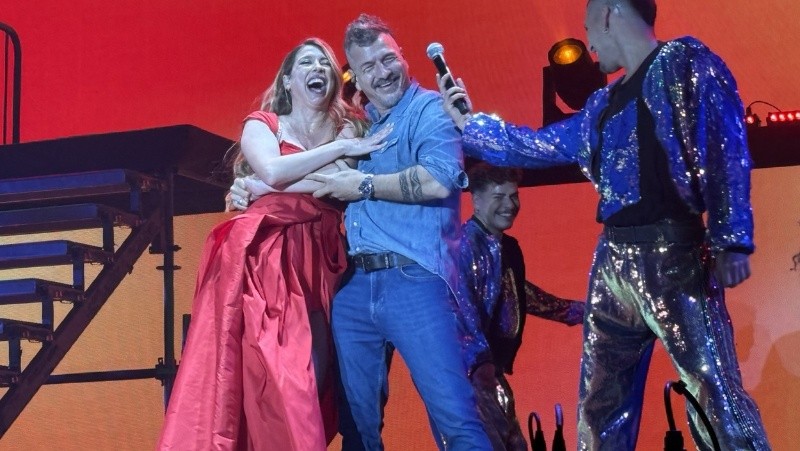 Federico Amador sorprendió sobre el escenario y compartió uno de los momentos más emotivos de la noche junto a Florencia Bertotti. (Foto: Rosario3)&nbsp;