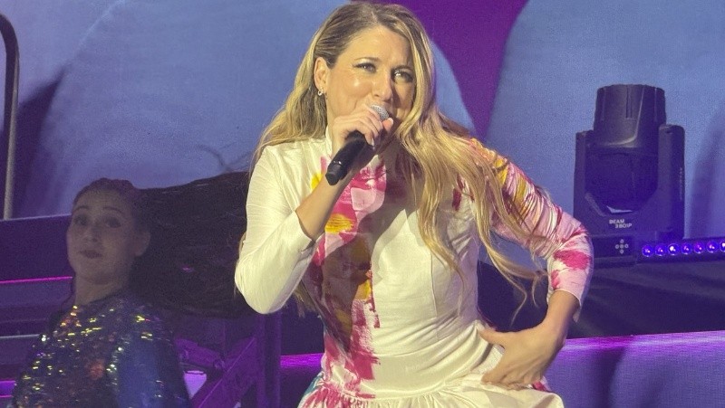 Florencia Bertotti desplegó toda su energía en una noche cargada de música, color y emoción. (Foto: Rosario3)&nbsp;